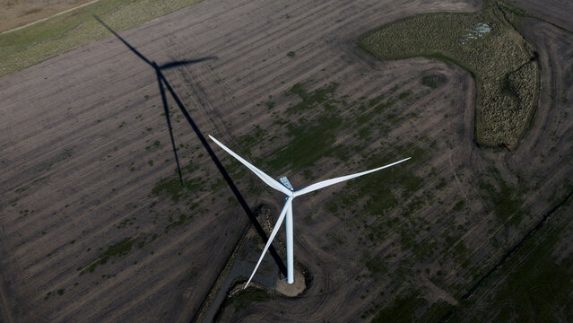 Vista a&eacute;rea con drone turbinas e&oacute;licas generando energ&iacute;a renovable en el Parque E&oacute;lico Los Teros en Azul, Buenos Aires, Argentina