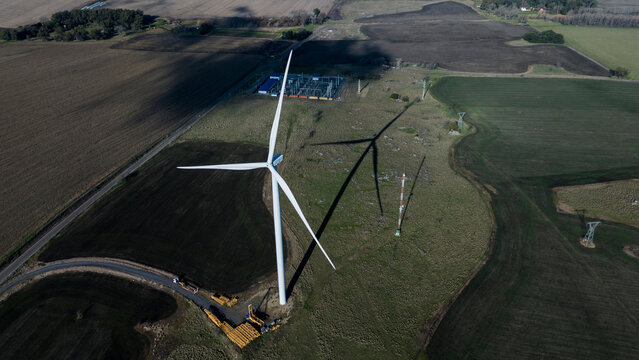 Vista a&eacute;rea con drone turbinas e&oacute;licas generando energ&iacute;a renovable en el Parque E&oacute;lico Los Teros en Azul, Buenos Aires, Argentina