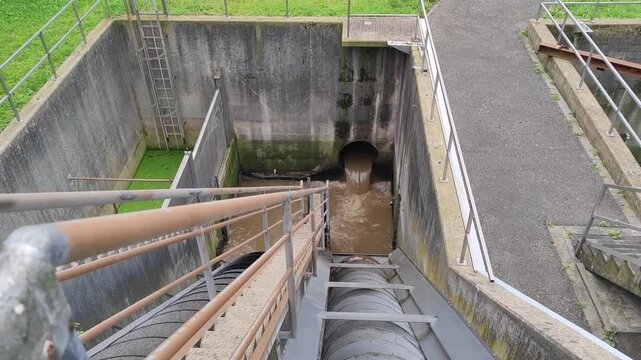 Rotierende Schneckenpumpe f&ouml;rdert Abwasser in einem Kl&auml;ranlagen-Pumpwerk