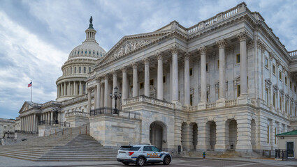 Obraz premium United States Congress building and Capitol Police car. Federal government landmark US Capitol with security patrol. Historic Capitol architecture and police vehicle in Washington DC. American police.