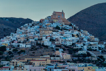 Obraz premium Ermoupoli’s Upper Town and Hilltop Church Overlooking Syros’ Dense Architecture