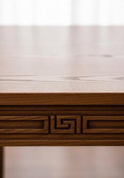 Vista detalhada de mesa de madeira marrom com friso decorativo em destaque, apresentando textura natural e fundo desfocado com luz suave, artesanal, fundo, qualidade