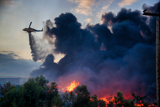 Helicopter Battling Oraiokastro Wildfire Amid Extreme Heat and Drought