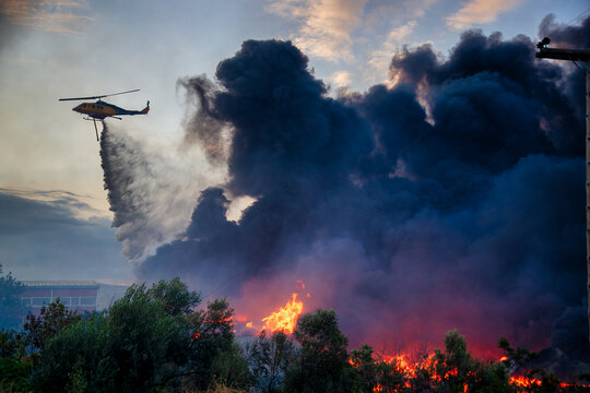 Helicopter Battling Oraiokastro Wildfire Amid Extreme Heat and Drought
