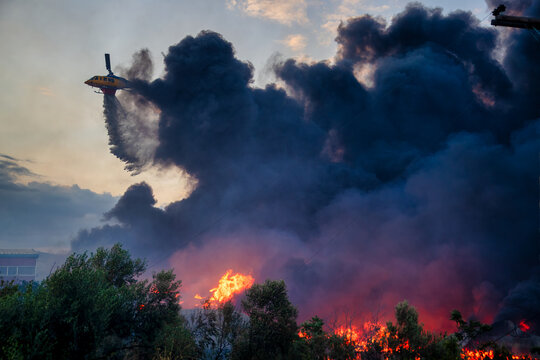 Helicopter Battling Oraiokastro Wildfire Amid Extreme Heat and Drought
