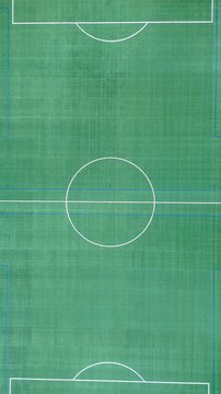 Vue a&eacute;rienne verticale d'un terrain de football synth&eacute;tique avec marquages vus par drone