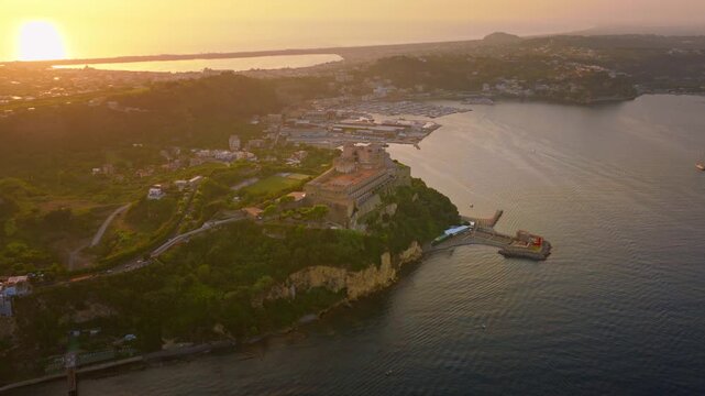 Veduta aerea col drone del Castello di Baia, architettura militare rinascimentale nel Golfo di Pozzuoli, Napoli