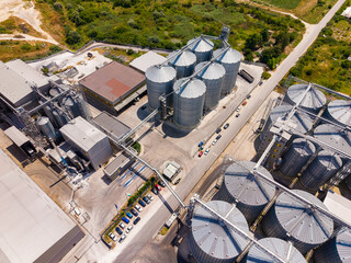 Grain storage facility with large silos and surrounding area in a rural setting © DSMT