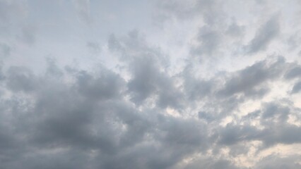Obraz premium Overcast sky filled with soft grey clouds, creating a dramatic, calm, and moody nature background.