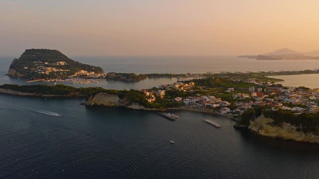 Panoramica col drone del litorale flegreo: Monte di Procida, Baia e Cuma con lo sfondo spettacolare di Ischia e Procida