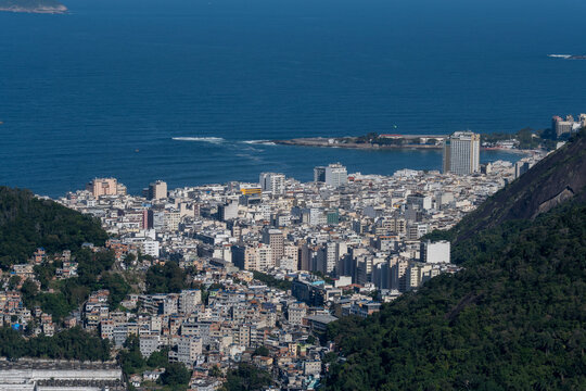 Copacabana surge entre os morros com mar aberto e pr&eacute;dios alinhados, formando um cen&aacute;rio amplo que destaca a geografia . Rio de Janeiro,  Brasil