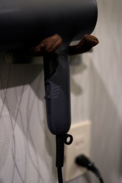 ドライヤーの手元スイッチ。TURBO CARE COLD OFFの4つのモード。黒いハンドル。