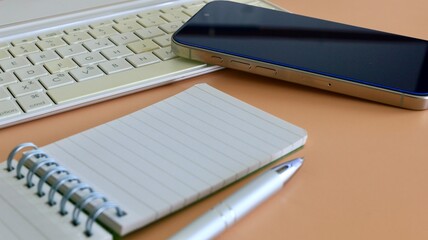 スマートフォンを活用するデスクワーク © 正 田辺