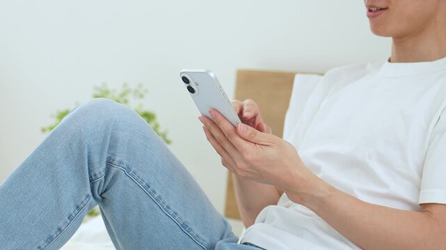 スマートフォンを使う若い男性の手元