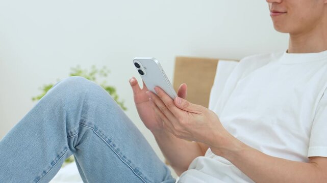 スマートフォンを使う若い男性の手元