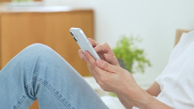 スマートフォンを使う若い男性の手元