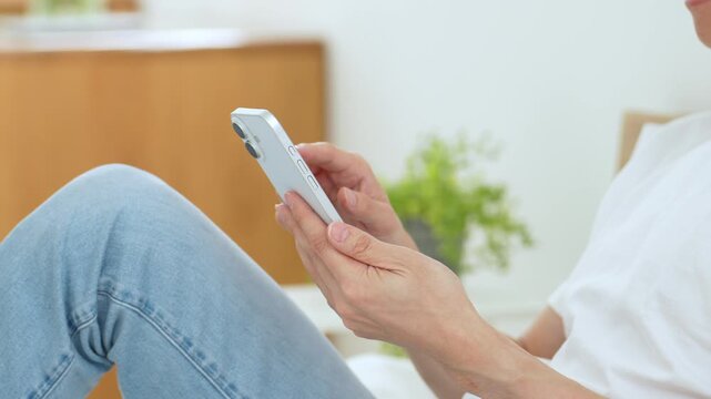 スマートフォンを使う若い男性の手元