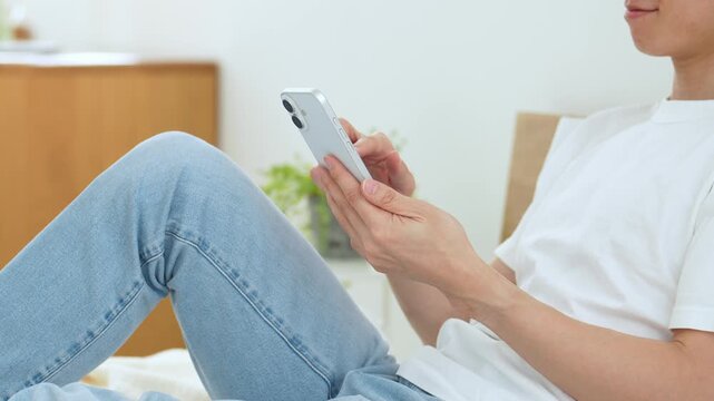 スマートフォンを使う若い男性の手元
