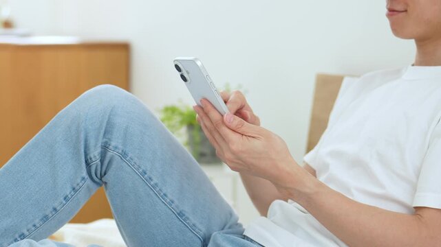 スマートフォンを使う若い男性の手元