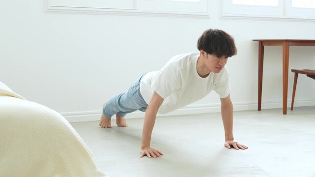 腕立て伏せをする若い男性