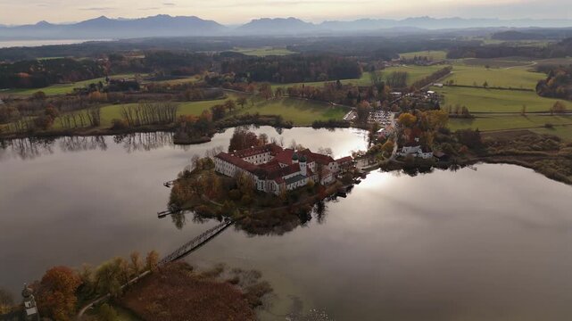 Historisches Ensemble Kloster Seeon Kultur und Natur vereint im Chiemgau. Aerial panorama with monastery, lake and forest in vibrant fall colors, Bavaria. Landkreis Traunstein. Kulturdenkmal