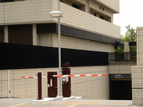 マンションの地下駐車場入口のゲート　