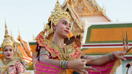 Obraz premium Traditional Thai Manohra Dancer in Ornate Costume at Wat Suthat