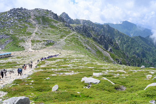 夏の中央アルプス・木曽駒ヶ岳の稜線に続く登山道と登山者の列