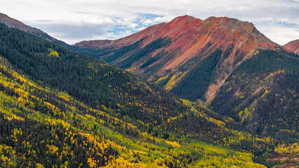 Obraz premium Colorado fall landscapes with mountains and trees showcasing autumn colors and foliage