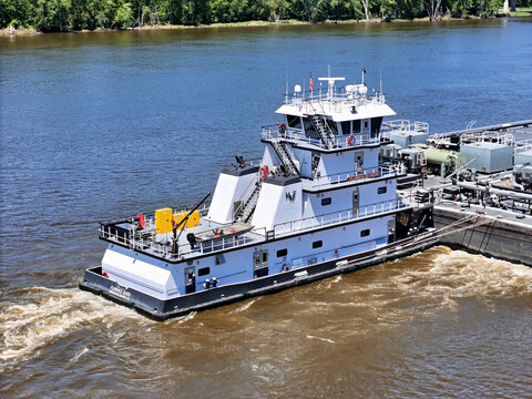 Savanna, Illinois May 14, 2026 The Florence Davis tugboat navigating North up the Mississippi river pushing a set of liquid cargo barges