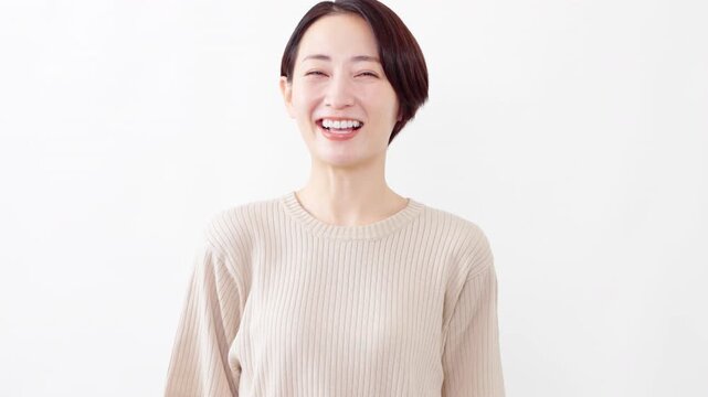 半袖ニット姿の女性　ライフスタイルイメージ