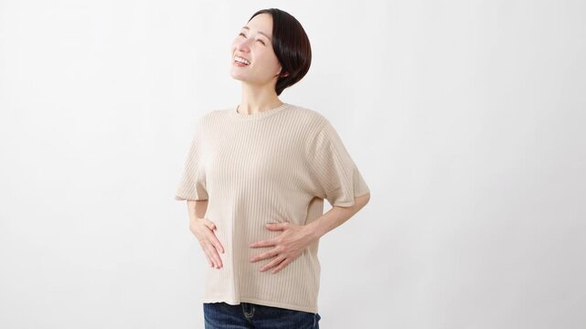 半袖ニット姿の女性　ライフスタイルイメージ