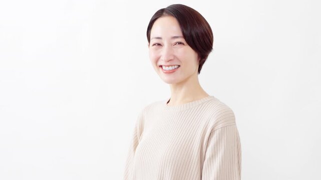 半袖ニット姿の女性　ライフスタイルイメージ