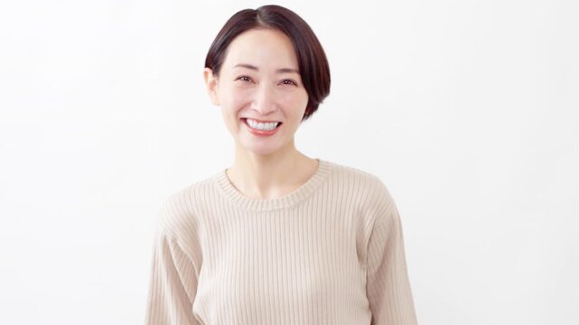 半袖ニット姿の女性　ライフスタイルイメージ