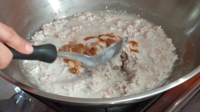 How to Make Thai Fermented Soybean Dip with Minced Pork
