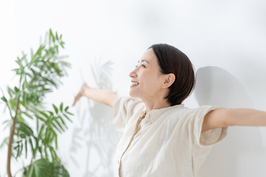 女性　深呼吸　ストレッチ