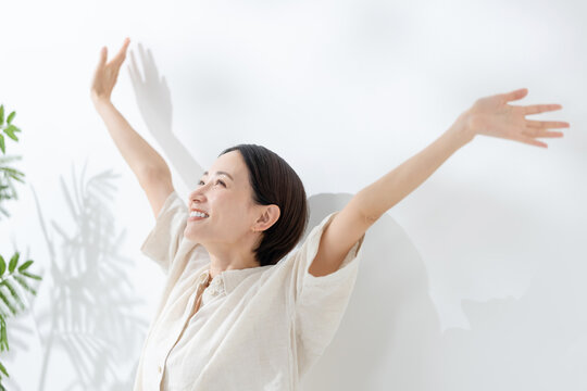 女性　深呼吸　ストレッチ