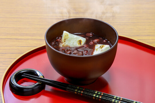 焼いた餅が入った温かいお汁粉
