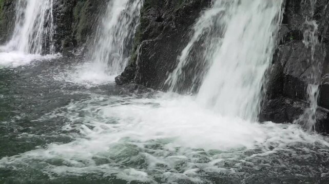 滝の映像とその音声（環境音あり）