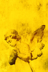 Obraz premium Angel cherub figure praying on a grunge gold background backdrop. Religious christian concept.
