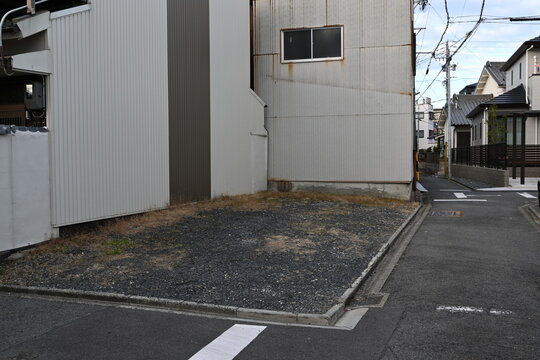 建物の間に残された狭い空き地