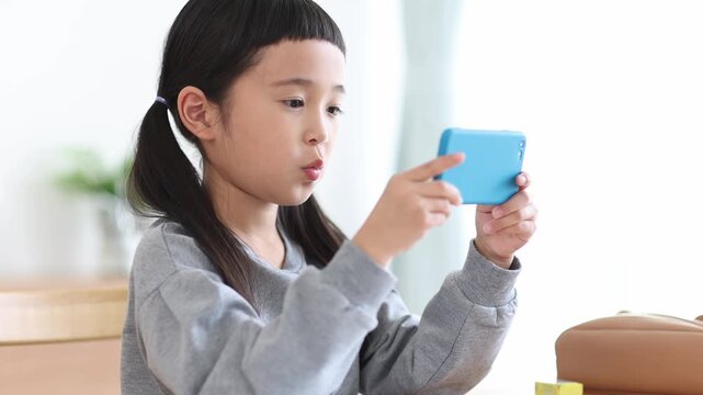 スマートフォンで学習する女の子