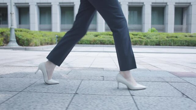 歩くビジネスウーマンの足元