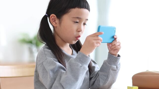 スマートフォンで学習する女の子