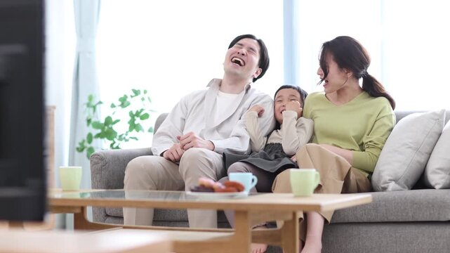 ソファーに座る家族