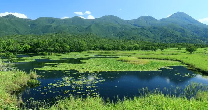 知床五湖の第一湖と知床連峰