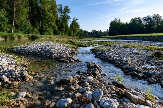 Niedrigwasser in einem breiten steinigen Bachbett w&auml;hrend sommerlicher Trockenheit