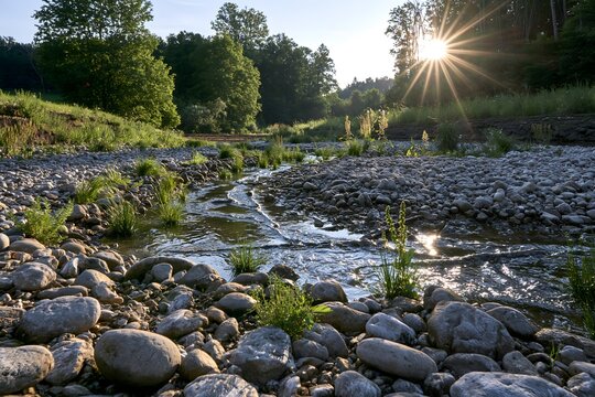 Niedriger Wasserstand in einem steinigen Flussbett w&auml;hrend sommerlicher Trockenheit