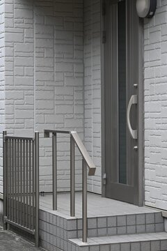 戸建て住宅の玄関ドアとステップ手すり
