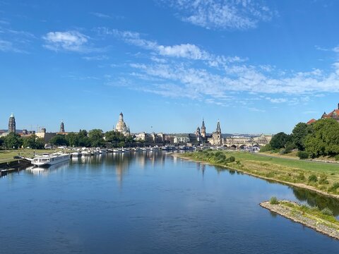 Panoramablick &uuml;ber die Elbe auf die Dresdner Altstadtsilhouette mit Frauenkirche, Hofkirche und Synagoge. Nach dem Einsturz der Carolabr&uuml;cke im Jahr 2024 ver&auml;ndert sich das Stadtbild
